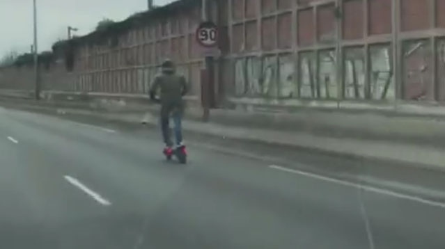 Un homme filmé sur une trottinette électrique lancée à près de 86 km/h sur l’A86