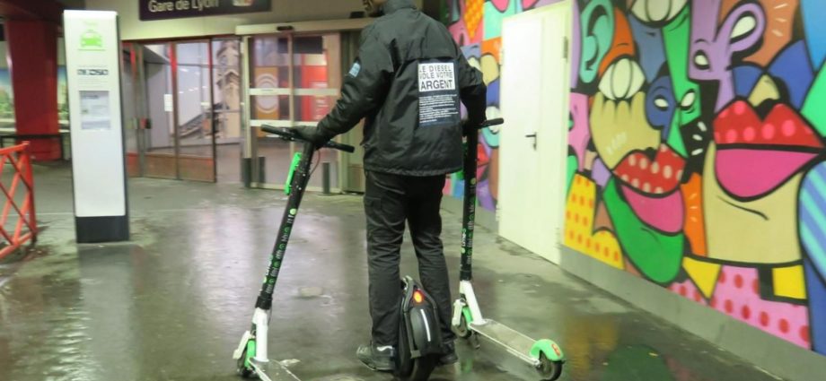 Profession «juicer» à Paris : dans la jungle des chargeurs de trottinettes