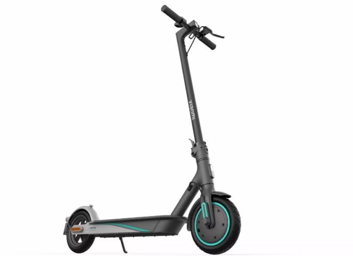 Une trottinette Xiaomi au x couleurs de l'écurie de F1 Mercedes AMG