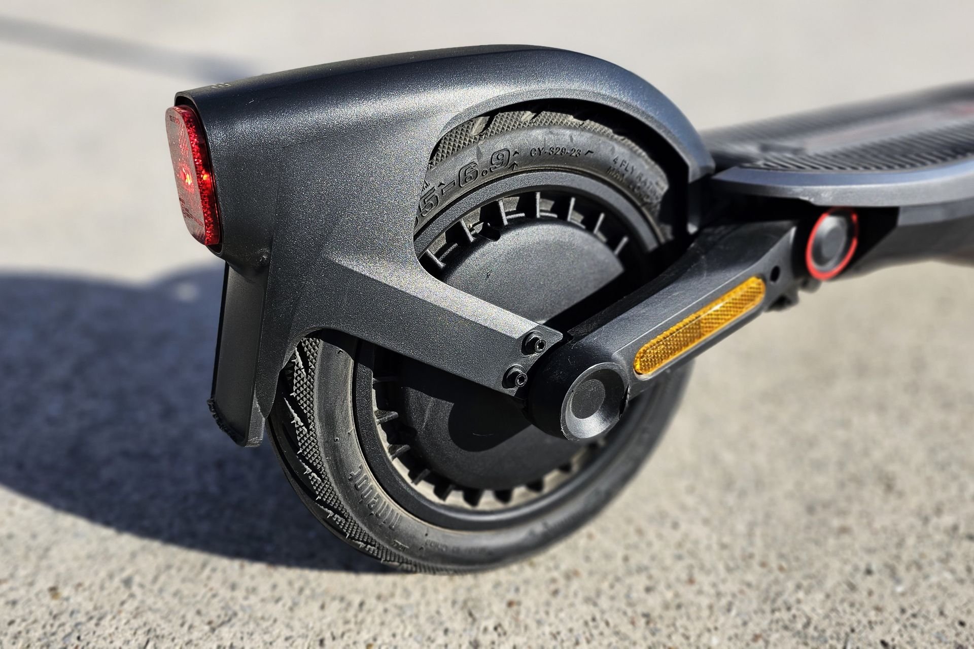 découvrez le test complet de la ninebot f3 pro, une trottinette électrique alliant durabilité et performance pour vos déplacements urbains.