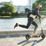 Quels équipements pour rouler en sécurité en trottinette : indispensables et conseils pratiques Quels équipements pour rouler en sécurité en trottinette : indispensables et conseils pratiques