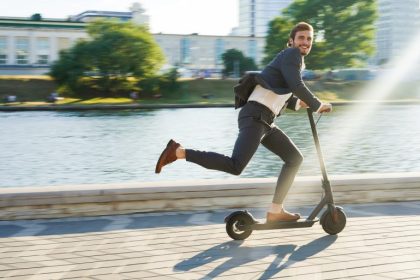 Quels équipements pour rouler en sécurité en trottinette : indispensables et conseils pratiques Quels équipements pour rouler en sécurité en trottinette : indispensables et conseils pratiques