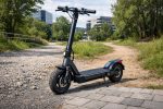 découvrez notre test complet du urbanglide ride 100 max 2, une trottinette électrique quasi parfaite, performante et fiable sur tous les types de terrains.