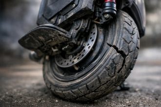 alerte sécurité concernant un risque potentiel de rupture de roue sur le modèle inmotion v12. informez-vous des précautions à prendre pour garantir votre sécurité.
